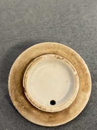 Une th&eacute;i&egrave;re en porcelaine de Chine famille rose &agrave; d&eacute;cor 'Wu Shuang Pu', 19/20&egrave;me